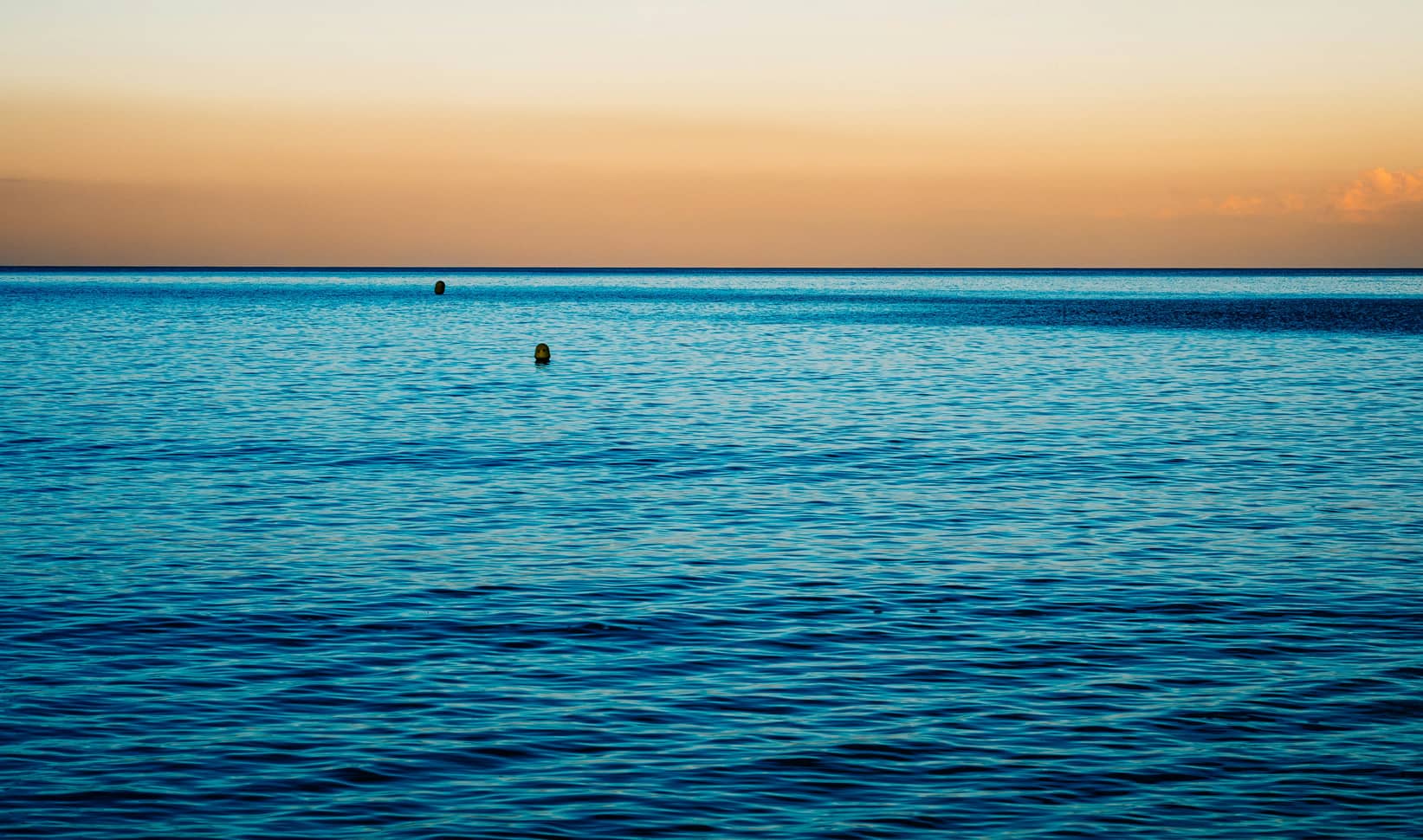 Horizon calme sur l'océan au crépuscule, symbole de la sérénité et de la vision long terme du PER Zen Selencia