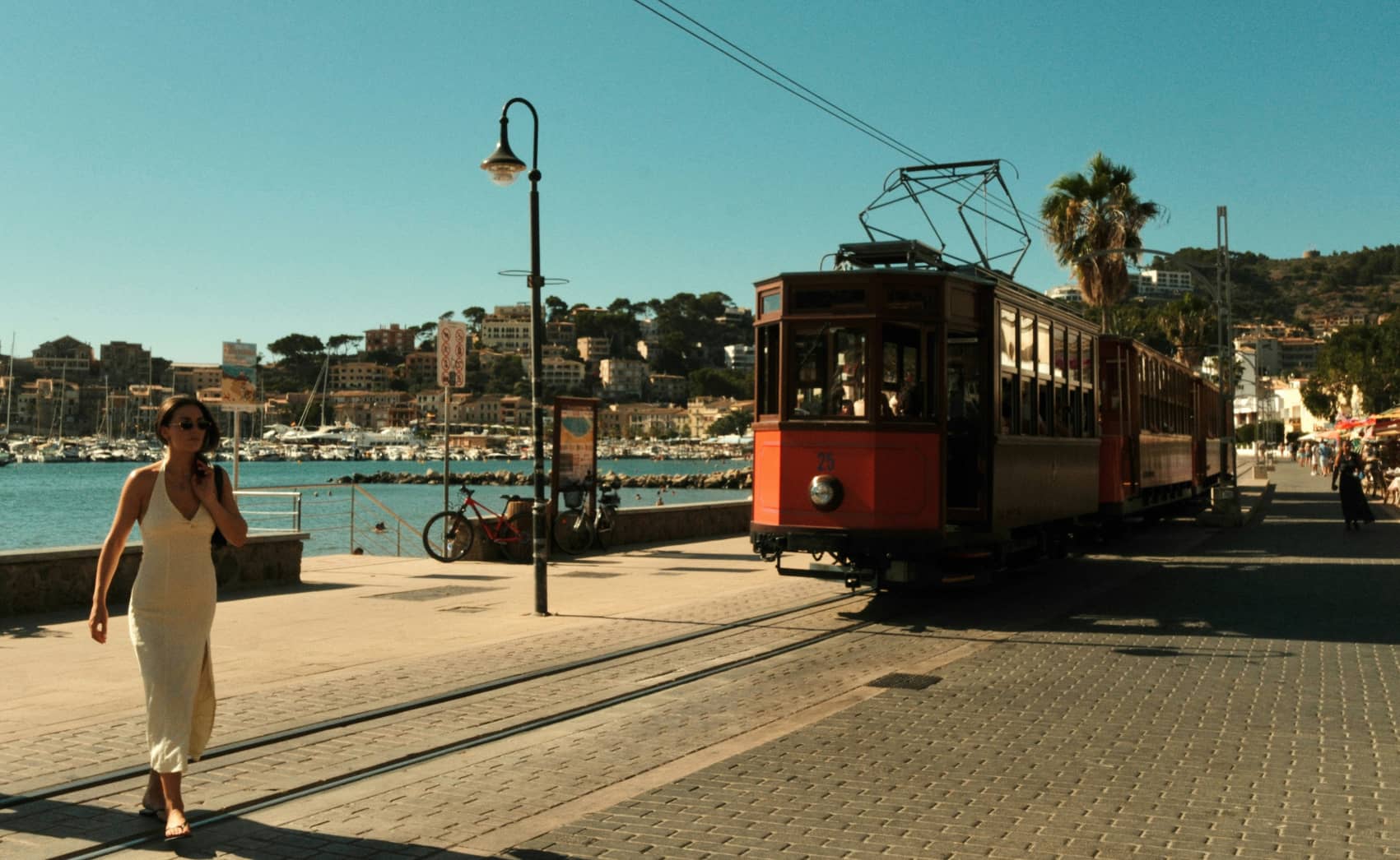 Tramway vintage au bord de la mer, illustration d'un retraité profitant de sa liberté financière