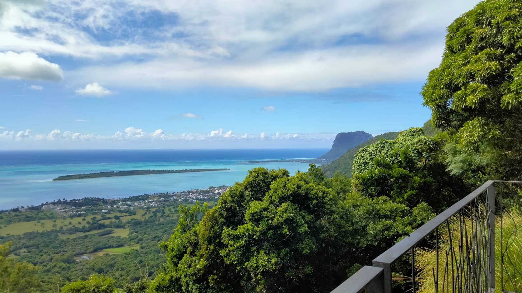 Panorama tropical symbolisant la sérénité d'une retraite bien préparée