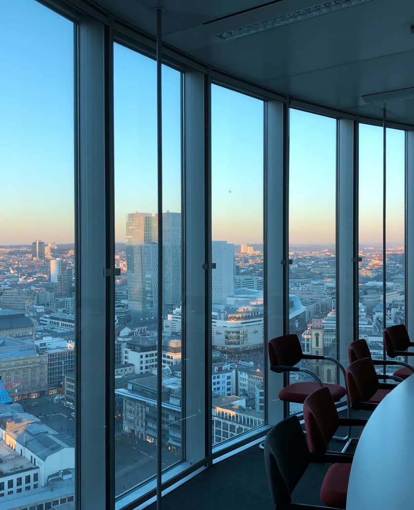 Vue depuis une salle de réunion d'un assureur épargne retraite, illustrant le positionnement institutionnel de Suravenir