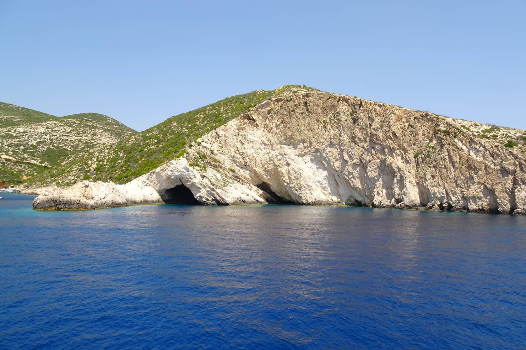 Falaise calcaire et grotte marine surplombant une eau bleu profond, illustration des trois compartiments distincts du Plan Épargne Retraite et de leur fiscalité