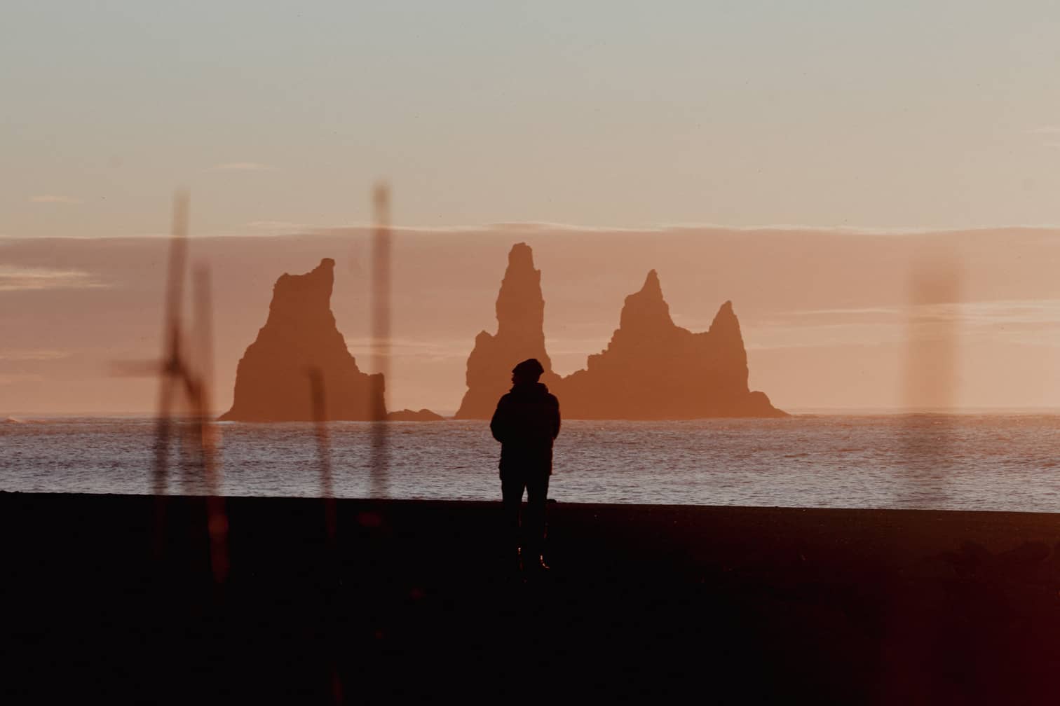 PER Caravel - silhouette d'un indépendant face à l'océan et aux falaises au coucher du soleil