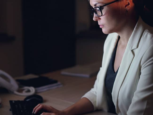 PER pour les salariés : femme cadre travaillant tard au bureau devant son ordinateur