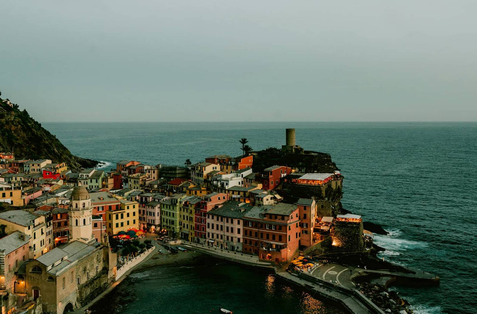 Village côtier italien au crépuscule, illustration du guide fiscalité du PER