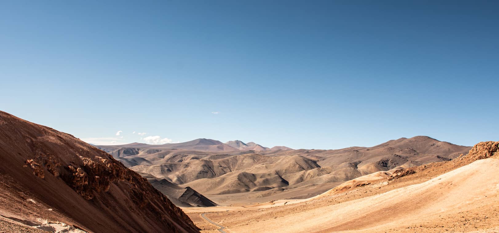 Paysage désertique avec une route sinueuse vers l'horizon, symbole du parcours long terme de l'épargne retraite avec le PER Vie Plus PERtinence